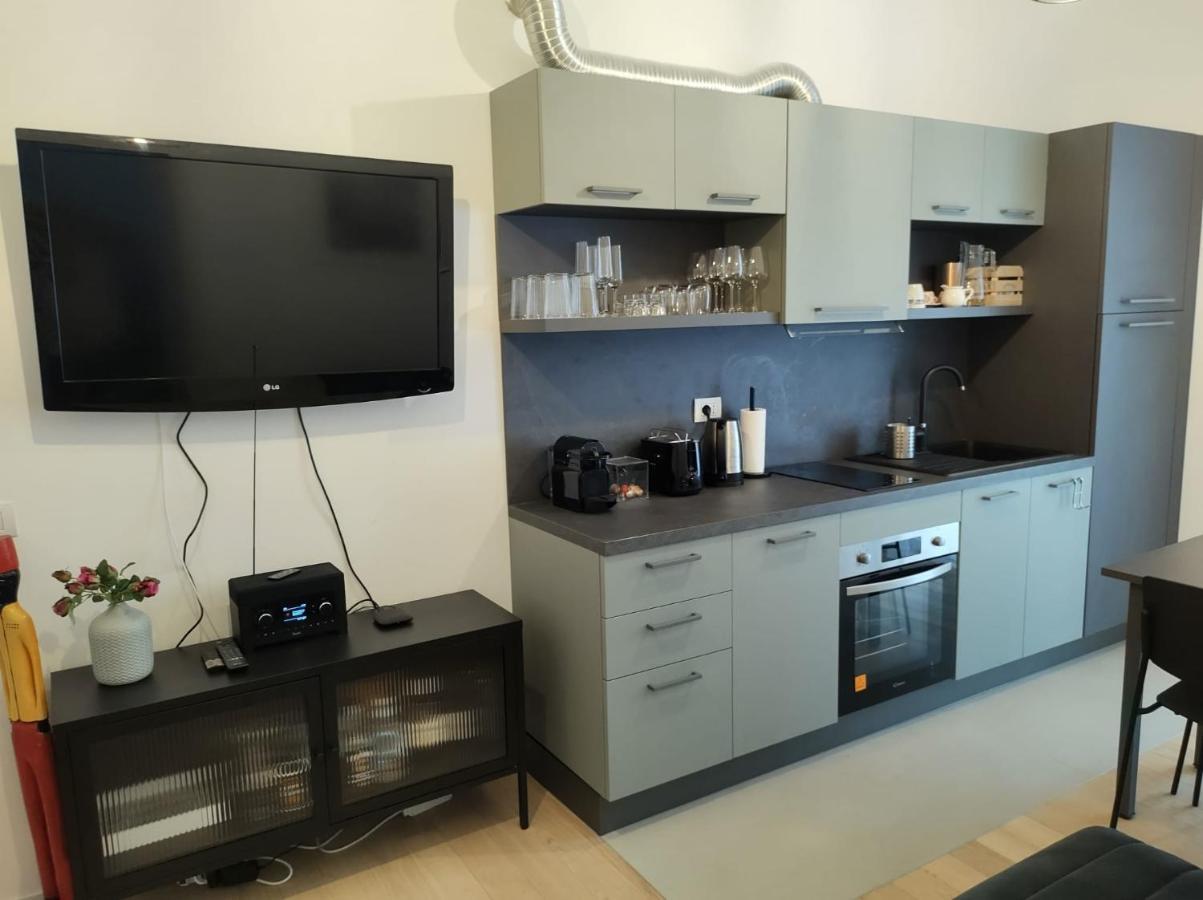 Boutique Apartments Cecilia Триест Экстерьер фото